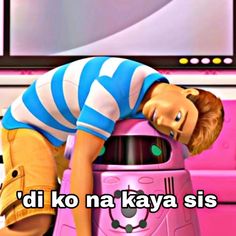 a kid is playing with a toy car in front of a tv screen that says,'di ko na ka kaya sis '