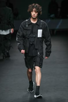 Futuristic Fashion Male, Kai Fashion, Techwear Streetwear, Mens Fasion, Fashion Week 2018, Seoul Fashion Week, Cyberpunk Fashion, Fashion Male, Seoul Fashion