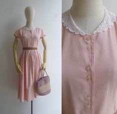 "The prettiest prairie-style vintage dress from the 1980's!  Peachy pink cotton-linen blend with a sweet floral crochet lace collar in white. The dress has short capped sleeves, light gathers from the shoulder yoke & a fitted high waist & a full gathered skirt.  Features side seam pockets to each hip & a lovely 'doubled' buttons all the way down the front.  Add a belt & you're good to go!  70% cotton 30% linen, lined in a silky polyester at the skirt Japanese Sie 9 (appprox. S) Best fits an S. Pink 80s Outfit, 80s Aesthetic Outfits, 80s Vintage Dress, Pink Vintage Dress, 80’s Dresses, Pink Cotton Vintage Dress With Lace Trim, Crochet Lace Collar, Capped Sleeves, 1980s Dresses