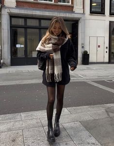 Christmas Spectacular Outfits, Fall Boots 2023, Trenchcoat Outfits, Barcelona Winter, Vinter Mode Outfits, Stile Blair Waldorf, Adrette Outfits, Nyc Outfits, New York Outfits