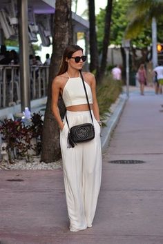 Walking Down The Street, Bohol, Man Ray, Looks Style, Mode Inspiration, White Pants, Spring Summer Outfits, Street Styles