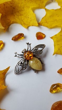 ❤ These beautiful Bee Brooches are made of genuine cognac, butterscotch & green Baltic amber stones, that have small natural fossils inside. Such jewelry is always a perfect gift for every woman and for any occasion. Especially amber stone adds luxury and romance to the whole style, while the brooch can be attached on almost any piece of clothing. ❤ Length: ~ 3 cm (1.18 inches), width: ~ 4.6 cm (1.81 inches). Bee Things, Bumble Bee Jewelry, Bee Pin, Bee's Knees, Amber Fossils, Brooch Handmade, Bee Garden, Bee Inspired, Bumble Bees