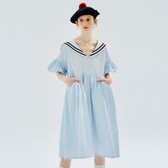 Machen Sie sich bereit zum Segeln mit dem blau-weißen Marinekleid

 Sind Sie ein leidenschaftlicher Liebhaber des Meeres und seiner verschiedenen Symbole? Dann haben wir das perfekte Kleid für Sie! Wir stellen Ihnen das blau-weiße nautische Kleid vor, ein atemberaubendes Stück, das Ihnen das Gefühl geben wird, auf offener See zu segeln.

 Das blau-weiße nautische Kleid gehört zu unserer Strandkleiderkollektion , die von der erfrischenden Atmosphäre des Ozeans inspiriert ist. Dieses Kleid ist de Blue Sailor Style Cotton Dress, Blue Sailor Cotton Dress, Blue Cotton Sailor Dress, Sailor Style Blue Cotton Dress, Navy Nautical Cotton Dress, Navy Cotton Nautical Dress, Nautical Navy Cotton Dress, Navy Marine Style Summer Dress, Spring Sailor-style Short Sleeve Dresses