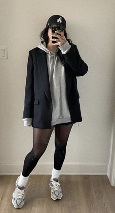 Sweatshirt With Dress Outfit, Alternative Rainy Day Outfit, Edgy Black Skirt Outfit, Stylish Oversized Outfits, Outfit Inspo Casual Winter, Loose Clothing Style For Women, Long Hoodie Outfit, Cool Day Outfit, All Black Winter Outfits