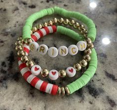 Perfect for an grinch lover! hand made grinch clay bead bracelet. Holiday Clay Bracelets, Cute Bracelets Ideas Clay Beads, Christmas Themed Clay Bead Bracelets, Clay Christmas Bracelets, Clay Bead Bracelet Ideas Holiday, Christmas Polymer Clay Bracelet, Clay Bracelet Christmas, Grinch Beaded Bracelet, Christmas Theme Bracelets