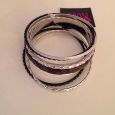 Has One Large Brown. 2 Black And 4 Silver Brackets Brown Metal Bracelets For Festivals, Cheap Brown Bangle Bracelets, Vintage Brown Metal Jewelry, Hippie Brown Choker Jewelry, Vintage Brown Metal Bracelets, 2000s Jewelry, 2000s Stuff, Black And Silver, Bracelet Set