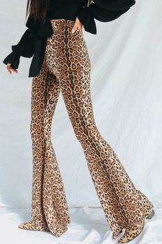 Leopard Print Flare Leg Pants - Pants - FITGGINS Leopard Flares, Patchwork Boots, Gothic Pants, Hobo Chic, Printed Flare Pants, Funky Style, Leopard Pants, Fashion Diva, Women's Outfits