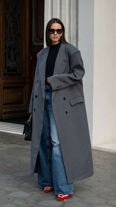 Grey Coat Outfit Aesthetic, Grey Winter Coat Outfit, Long Grey Coat Outfit, Big Jacket Outfits, Grey Coat Outfit, Minimalist Winter Outfit, Outfit For Autumn, Yoke Pattern, Grey Outfits