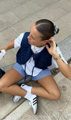 Euro Travel Outfits, California Summer Outfits 2024, Art Teacher Style Aesthetic, Cool Girl Summer Fits, Scandinavia Summer Outfit, Summer Outfit London, Classy Summer Aesthetic, Fisherman Aesthetic Fashion, Cold Coastal Outfit