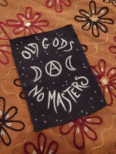 an embroidered cloth with the words god's do make written on it