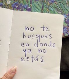 a person holding up a piece of paper that says no te busques en donde ya no estas