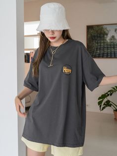 Oversized Summer Outfit, Oversized Outfit Summer, Casual Oversized Outfits, Oversized Outfit Ideas, Gray Shirt Outfit, Graphic Tshirt Outfit, Tomboy Stil, Oversized Shirt Outfit