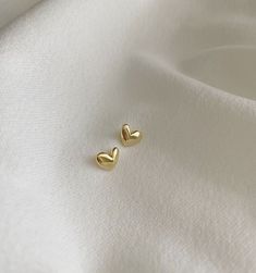 Simple Earing Designs Gold, Cute Earrings Aesthetic Stud, Silver Earring Studs, Earing Studs Simple Gold, Heart Earrings Aesthetic, Rings Aesthetic Gold, Aesthetic Gold Earrings, Cute Earrings Aesthetic, Simple Gold Earring