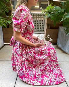 Sammler, beachte: dieses 80er Jahre Blumenkleid ist klassische Laura Ashley, mit ihrem floralen Kinndruck, quadratischem Ausschnitt, Puffärmeln, bestückten Mieder mit leicht abgesetzter Taille und vollem Rock - SO viele klassische Laura Ashley Details in einem einzigen Kleid. Bitte beachten Sie auch das Band Krawattengürtel, um die Taille zu akzentuieren. Landhauskern, Grandmillennial, wir haben alles bezogen! Hergestellt in Großbritannien aus 100% Baumwolle. Maße: Bei näher an einer Größe mediu Laura Ashley 1980s, Chintz Print, Single Dress, Cottage Core Dress, Vintage Laura Ashley, Laura Ashley Dress, 1980s Dresses, Laura Ashley, Fitted Bodice