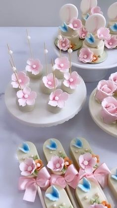 there are some cake pops with flowers on them