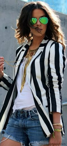 Rayas bien gruesas. Stripes Outfit, Beauty Pics, Ray Ban Aviator, Blazer Outfit, Shorts Outfits, Shorts Style, Looks Black, Outfit Trends