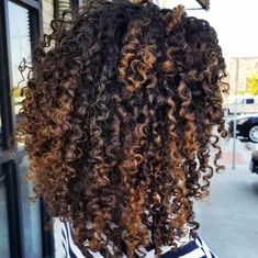 Blonde Highlights Curly Hair, Curly Highlights, Colored Curly Hair, Dyed Natural Hair, Curly Hair Inspiration, Curly Hair Tips