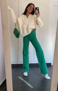 Green Jeans Outfit, Green Pants Outfit, Winter Outfit Inspiration, Causual Outfits, Winter Outfits For Work, Green Pants, Colourful Outfits, Looks Style, Looks Vintage