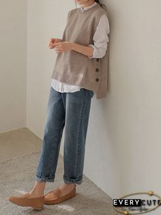 Simple Sleeveless Loose Buttoned Solid Color Round-Neck Sweater Vest Outerwear Birkenstock Outfit, Seasons Autumn, Chique Outfits, Outerwear Vest, Round Neck Sweaters, Vest Outfits, 가을 패션, Sleeveless Sweater, Looks Style