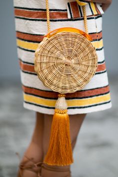 A basket clutch with a large tassel Model Citizen, Ethno Style, Street Style Shoes, Estilo Hippie, Bamboo Bag, Rattan Bag, Milano Fashion Week, Handbag Heaven