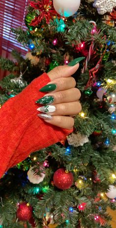 Green Nails Sns, Red Green And White Christmas Nails, Christmas Nail Designs Red And Green, Green Holiday Nail Designs, Christmas Nails Acrylic Green, Green Holiday Nails Christmas, Green And White Christmas Nails, Red And Green Nails Christmas, Red Green Christmas Nails