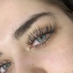 Pestañas Longer Eyelashes Naturally, Natural Fake Eyelashes, Lashes Fake Eyelashes, Perfect Eyelashes, Pretty Lashes, Natural Eyelash Extensions, Beautiful Eyelashes, Eyelash Extentions, Beautiful Lashes