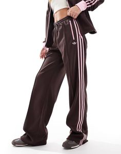 Joggingbukser fra adidas Originals Når alsidighed er afgørende Med elastisk løbesnor i taljen Lommedetaljer adidas branding Slank pasform Adidas Jogger, Adidas Branding, Adidas Joggers, Adidas Tracksuit, Jane Dress, Wide Jeans, Adidas Pants, White Trainers, Plus Size Pregnancy