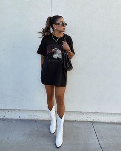 White Cowboy Boots Street Style, Chic Black Cowboy Boots Outfit, Cowboy Boots Outfit Summer 2023, Black And White Cowgirl Boots Outfit, Cute Outfit With Cowboy Boots, Cowboy Boots Festival, Festival Cowboy Boots, Dress With Boots Summer, White Boots Outfit Summer