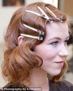 Great Gatsby fever ! Give your hair a Roaring Twenties twist with this online tutorial Gatsby Hairstyles, 20s Hair, Gatsby Hair, Hair Jewels, Gatsby Party, Roaring 20's