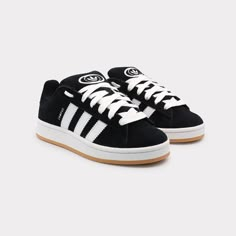 Entdecke den zeitlosen Stil des Adidas Campus 00s Core Black (J). Dieser Sneaker kombiniert Retro-Design mit moderner Funktionalität. Mit seinem klassischen schwarzen Farbton und hochwertigen Materialien ist er perfekt für den urbanen Lifestyle geeignet. Der Adidas Campus 00s bietet nicht nur einen angesagten Look, sondern auch erstklassigen Tragekomfort dank seiner robusten Sohle und der weichen Polsterung im Inneren. Egal ob beim Sport oder in der Freizeit, dieser Schuh verleiht jedem Outfit d Black Campus 00, Black Campus 00s, Campuses 00s, Adidas 00s Campus, Adidas Campus Black, Adidas Campus 00s Black, Black Adidas Sneakers