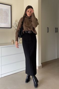 Maxi Skirt Outfit For Work, Black Maxi Skirt Outfit For Work, Skirt Outfit For Work, Black Maxi Skirt Outfit, Skirt Outfits Fall, Classy Winter Outfits, Outfits To Copy, Winter Skirt Outfit, Stylish Winter Outfits