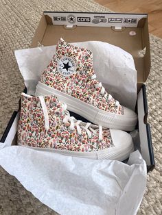 Converse Flowers, Skincare Accessories, Aesthetic Vogue, White Food