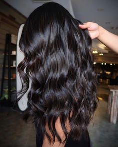 Riflessi castano scuro su capelli neri Black Hair With Brown Highlights, Dark Balayage, Long Hair Highlights, Dark Brunette Hair, Brown Hair Inspo, Black Hair With Highlights, Dark Hair With Highlights, Hair Color Highlights