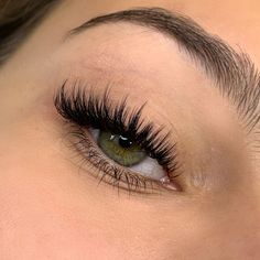 Natural Fake Eyelashes, Wispy Eyelashes, Professional Eyelash Extensions, Cat Eye Lash, Eyelash Extensions Styles, Perfect Eyelashes, Pretty Lashes