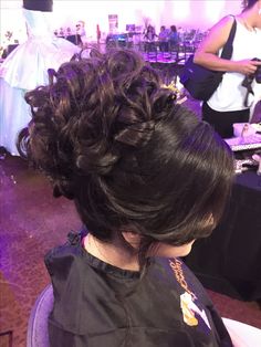 Quince Dama Hairstyles Updo, Quinceanera Hairstyles For Short Curly Hair, Hair For Quinceanera Short Hair, Quinceanera Hairstyles Side Part, Curly Hairstyles For Quinceanera, Damas Hairstyles, Quinceanera Hairstyles Bun, Quinceanera Hairstyles Updo, Hairstyles Mexican