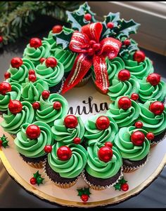 Sweet Treats Ideas, Christmas Cupcake Flavors, Christmas Tree Cupcake Cake, Wreath Cupcakes, Christmas Cupcake Cake, Cupcake Wreath, Wreath For Christmas, Christmas Tree Cupcakes, Christmas Sweet Treats