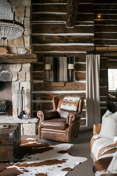 This rustic cabin offers a warm retreat with its stone fireplace and plush leather armchairs. Complete with cozy textiles and vintage-inspired decor, it’s the ultimate inspiration for cabin lovers. Bring the outdoors in with earthy tones and natural textures. #CabinInteriorIdeas #RusticCozy #StoneFireplace