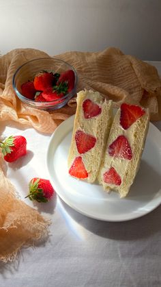 It’s a picture of a plate of strawberry cream cheese sandwich with no crust that is cut diagonally. The sandwich shows a cross section of three strawberries arranged horizontally. There’s also a bowl of strawberries and couple of strawberries laying around for aesthetic purposes. Fruit Sandwich Aesthetic, Savoury Sandwiches, Sandwich Japanese, Fun Baking Ideas