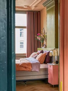 Doortje's Slaapkamer Transformatie en Tips Romantic Room, Awesome Bedrooms, Salon Decor, Apartment Room, Art Studies, Bedroom Inspirations, House Colors, Bedroom Interior, Decor Wall