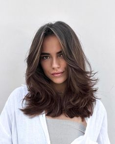 40 fotos de cabelo médio repicado para inspirar seu visual Butterfly Hairstyle, Hair Color Underneath, Hair Techniques, Pigtail Hairstyles, 90s Hairstyles, Effortless Hairstyles, Hair Solutions, Mid Length Hair, Butterfly Hair