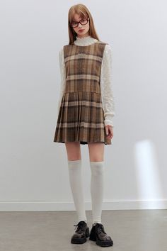 [WhyBerry]

 Plaid Spray Short Dress

 Number: WBL41344

  




 상품 상세

 Color: Black / Brown

 Fabric1: Wool50% / Chemical50%

 Fabric2: Polyester100%

 Season : 2024 S/S 







 사이즈표(cm) 


















 XS 

 S 

 M 

 L 






 총길이 

75 

77 

79 

81 






 허리 

89 

93 

97 

101 






 흉상 

88 

92 

96 

100 












 ※천의 특성에 따라서는 드물게 2-3 cm전후의 오차가 생기는 경우가 있습니다. 








 착용 모델

 STYLE: 173cm/49kg(M)/171cm/45kg(M) Tartan Dress Outfit, Retro Plaid Dress, Prep Outfits, Grandpa Fashion, British Girl, Model Outfits, Tartan Dress, British Fashion, S M