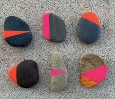 four rocks with different colors are arranged in a circle