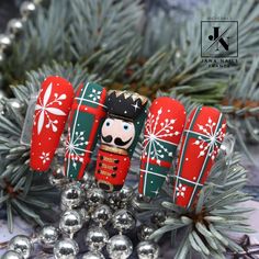 Xmas Design Nails, Christmas Nails Extreme, Grinch Nails Designs Step By Step, Burgundy Christmas Nail Ideas, Christmas Nails Nutcracker, Creative Christmas Nails, Nutcracker Christmas Nails, Nail Art Natale, Christmas Cookie Nails