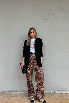 Trendy Women’s Work Outfits, Leopard Outfit Ideas Fall Fashions, Winter Fashion Outfits Street Style, Graphic Tee Outfit Inspiration, Style Leopard Pants, Leopard Print Outfit Ideas, Fun Outfits Aesthetic, Leopard Jeans Outfit 2024, Leopard Print Trousers Outfit