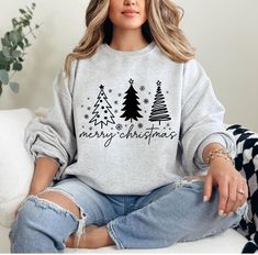 Christmas Sweatshirt Tauche stilvoll in die Christmas-Saison ein mit diesem gemütlichen und hochwertigen Sweatshirt! Dieses Unisex-Sweatshirt kombiniert Komfort und Langlebigkeit und bietet dir die perfekte Mischung aus Wärme und Stil für die kälteren Wintertage. Warum dieses Sweatshirt besonders ist: ♥ Hohe Qualität: Das Sweatshirt ist bekannt für seine strapazierfähige 50/50-Mischung aus Baumwolle und Polyester, die sich weich auf der Haut anfühlt und gleichzeitig robust genug ist, um viele Wi Xmas Gift Idea, Vintage Christmas Sweater, Best Friend Christmas Gifts, Vintage Christmas Sweaters, Merry Bright Christmas, Winter Shirts, Winter Pullover, Festival Tops, Holiday Sweatshirt