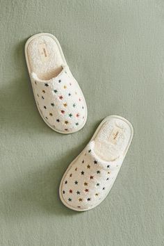 Mule house slippers made of 100% cotton terrycloth with multicolored embroidered stars. Ideal for the bathroom. Aesthetic Slippers For Women, Summer Slippers For Women, Dinosaur Slippers, Bath Clothes, Bedroom Shoes, Holiday Slippers, Fun Slippers, Floral Slippers, Bathroom Slippers