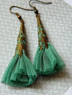 Anting Manik, Fabric Crafts Diy, Diy Jewelry Earrings, Diy Jewelry Inspiration, Fabric Earrings, Fiber Jewelry, Lace Earrings, Earrings Inspiration, Textile Jewelry