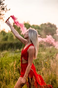 Photoshoot With Fireworks, Fireworks Portrait, Firework Portrait, Sparkler Pictures Friends 4th Of July, Smokebomb Photoshoot Senior