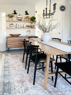 A beautiful modern farmhouse dining room featuring a vintage-inspired machine washable rug. Rug Under Dining Table, Boho Dining Room, Modern Farmhouse Dining Room, Modern Farmhouse Dining, Dining Room Wallpaper, Dinning Room Design, Dining Room Wall Decor, Rug Dining Room, Dining Room Inspiration