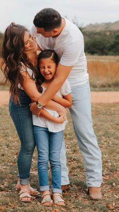 Family Of 3 Photoshoot Older Child, Family Engagement Photos, I Am Gorgeous, Family Session Poses, Fall Photoshoot Family, Weekend Routine, Cute Family Photos, Family Photoshoot Poses, Family Portrait Poses